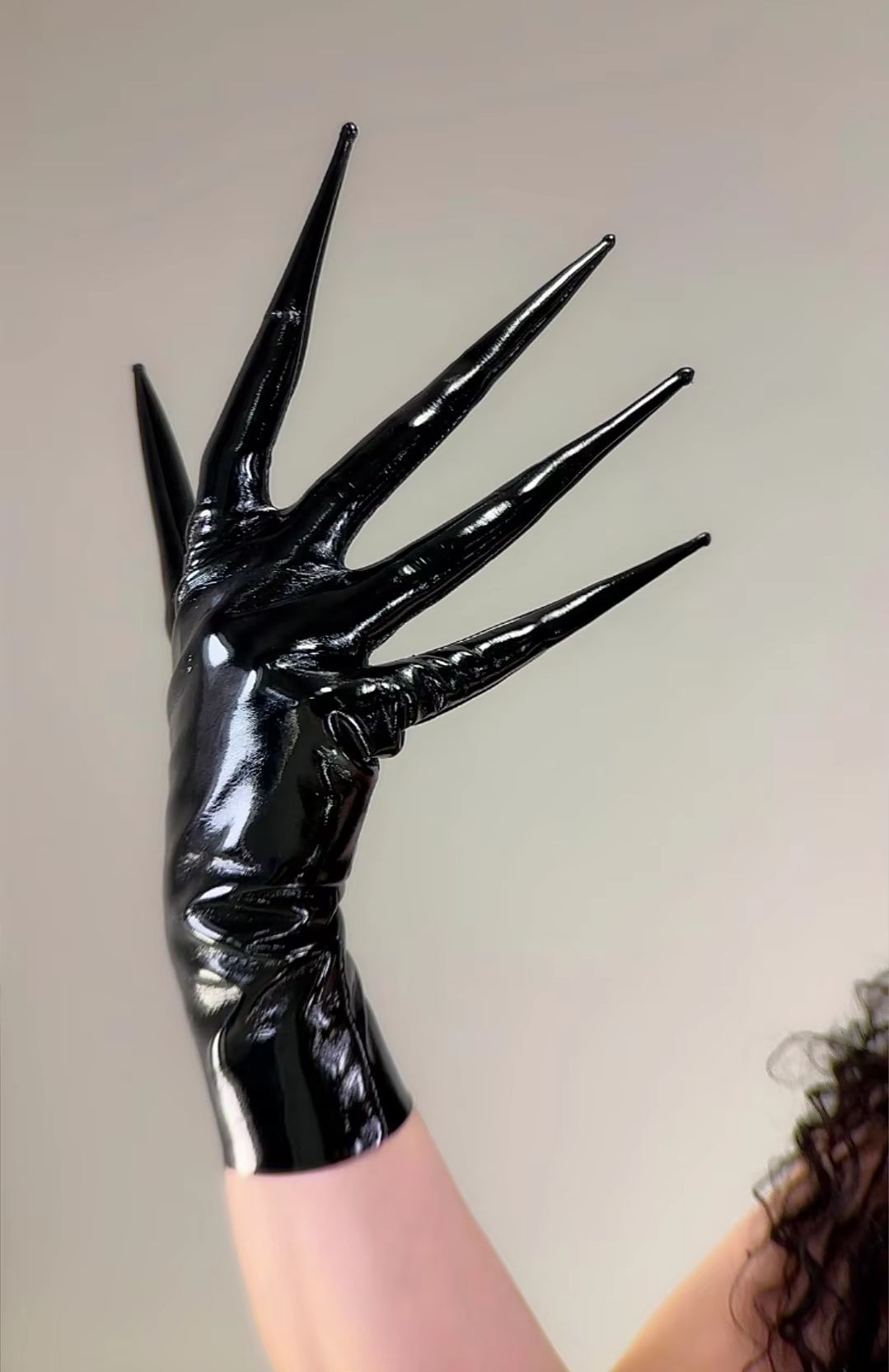 Patent Leather Shine - Glänzende schwarze Krallenhandschuhe mit spitzen Fingern,